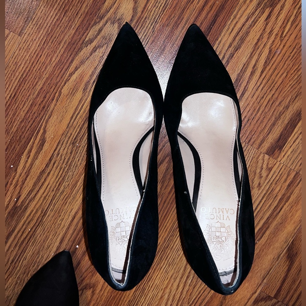VINCE CAMUTO BLACK SUEDE PUMPS               Size 8 1/2.